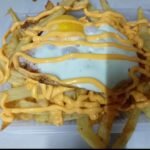 Papas fritas grandes con cheddar y huevo